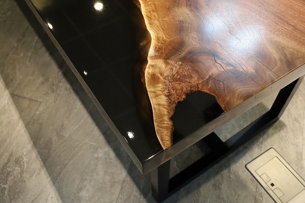 【愛知県名古屋市】ウォールナット×darkⅢクリア レジンテーブル