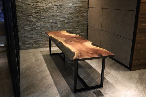 【愛知県名古屋市】ウォールナット×darkⅢクリア レジンテーブル