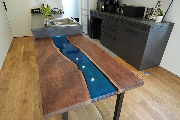 【東京都世田谷区】ウォールナット×シャインレジンテーブル