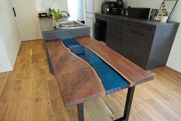 【東京都世田谷区】ウォールナット×シャインレジンテーブル
