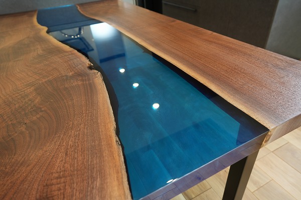 【東京都世田谷区】ウォールナット×シャインレジンテーブル