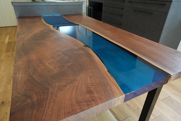 【東京都世田谷区】ウォールナット×シャインレジンテーブル