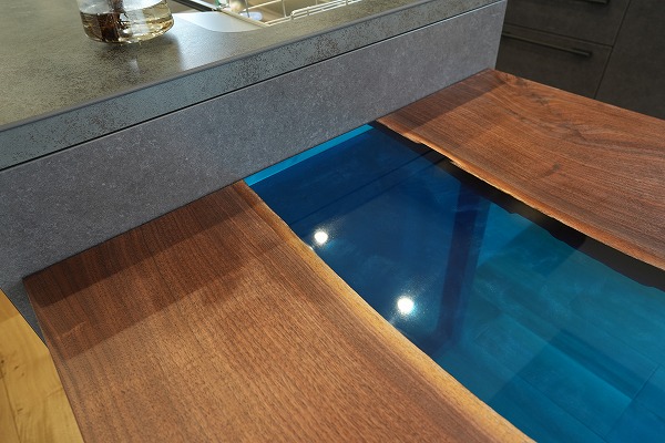 【東京都世田谷区】ウォールナット×シャインレジンテーブル