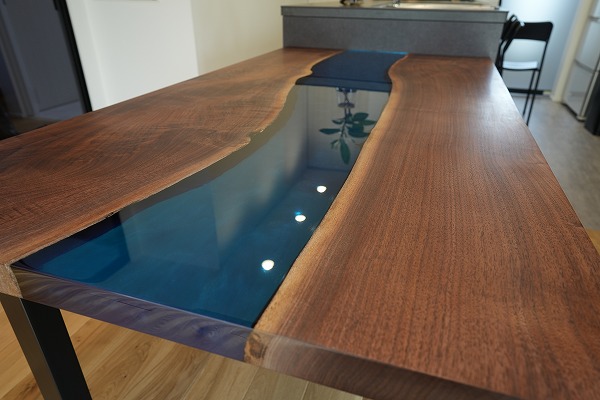 【東京都世田谷区】ウォールナット×シャインレジンテーブル