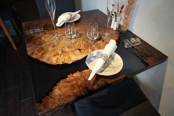 【東京都新宿区】クラロウォールナット×darkⅡクリア レジンテーブル