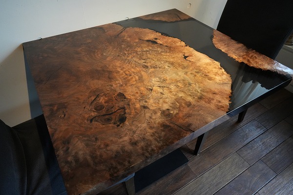 【東京都新宿区】クラロウォールナット×darkⅡクリア レジンテーブル