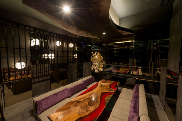 【東京都六本木】ウォールナット×クリアレッド レジンテーブル