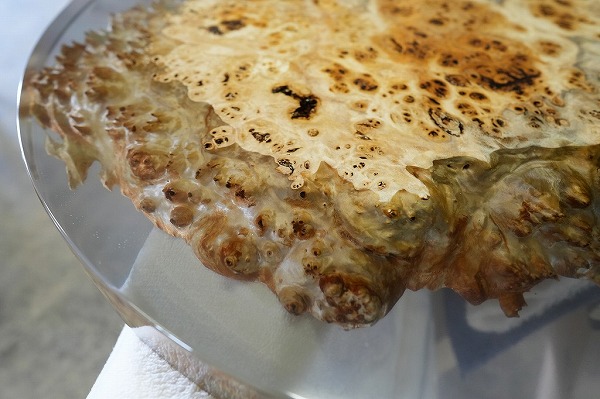 【東京都六本木】ウォールナット×クリアレッド レジンテーブル