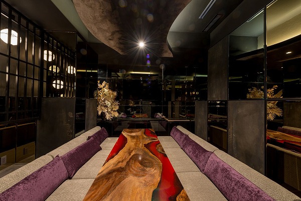 【東京都六本木】ウォールナット×クリアレッド レジンテーブル