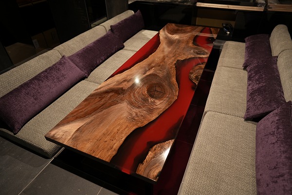 【東京都六本木】ウォールナット×クリアレッド レジンテーブル