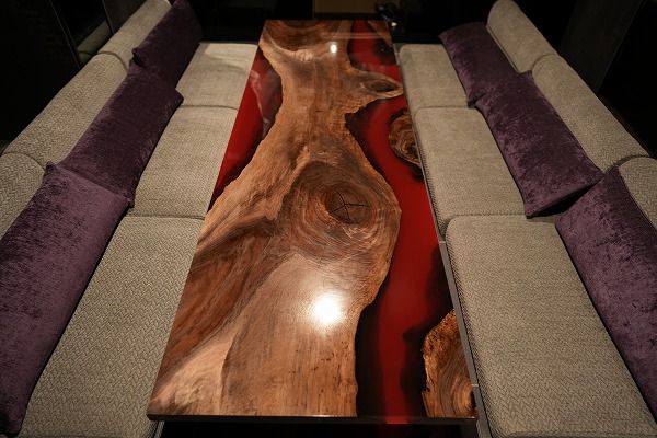 【東京都六本木】ウォールナット×クリアレッド レジンテーブル