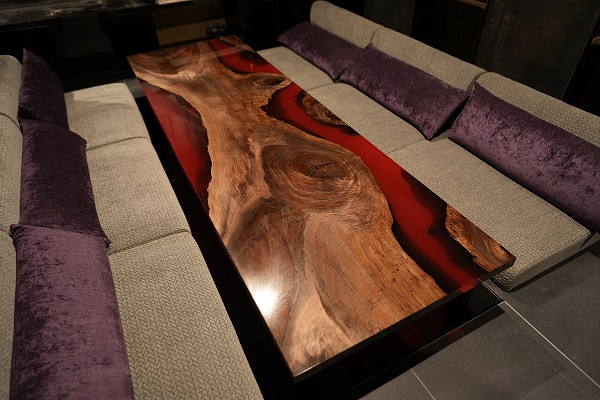 【東京都六本木】ウォールナット×クリアレッド レジンテーブル