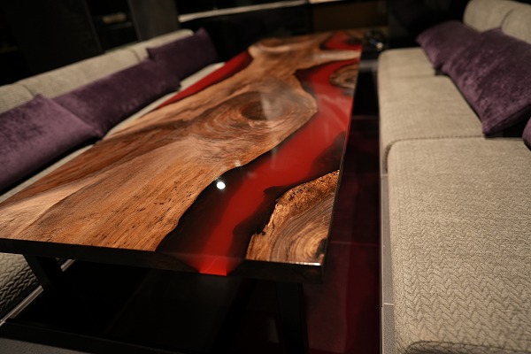 【東京都六本木】ウォールナット×クリアレッド レジンテーブル