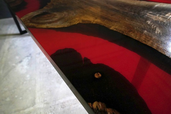 【東京都六本木】ウォールナット×クリアレッド レジンテーブル