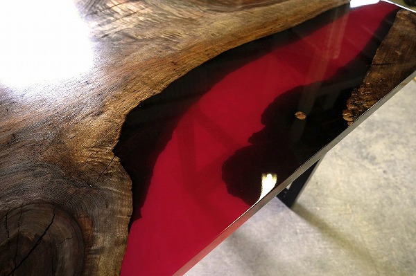 【東京都六本木】ウォールナット×クリアレッド レジンテーブル