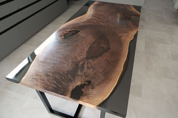 【神奈川県川崎市】ブラックウォールナット×darkⅡクリア　レジンデスク