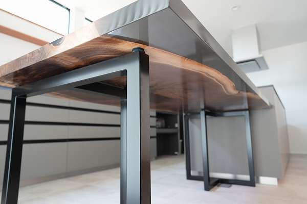 【神奈川県川崎市】ブラックウォールナット×darkⅡクリア　レジンデスク