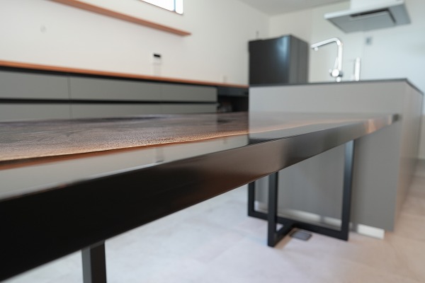 【神奈川県川崎市】ブラックウォールナット×darkⅡクリア　レジンデスク