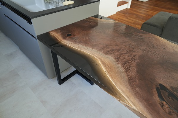 【神奈川県川崎市】ブラックウォールナット×darkⅡクリア　レジンデスク