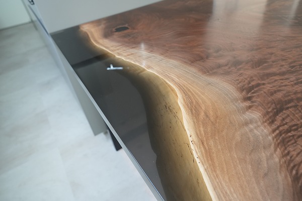 【神奈川県川崎市】ブラックウォールナット×darkⅡクリア　レジンデスク