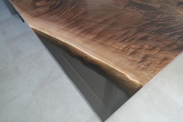 【神奈川県川崎市】ブラックウォールナット×darkⅡクリア　レジンデスク