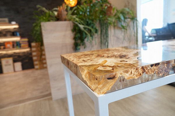 【東京都港区オフィス】ポプラ×クリア　レジンデスク