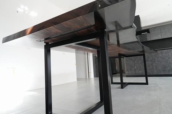 【大阪府大阪市】クラロウォールナット×darkⅡクリア レジンテーブル