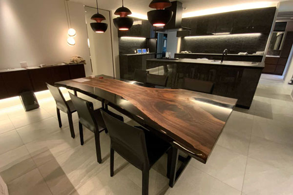 【大阪府大阪市】クラロウォールナット×darkⅡクリア レジンテーブル