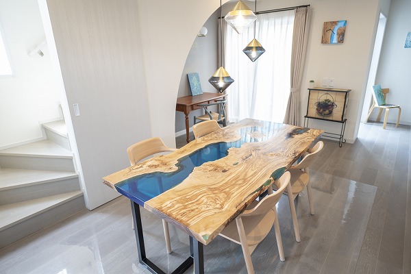 【東京都】オリーブ×クリアブルー レジンテーブル