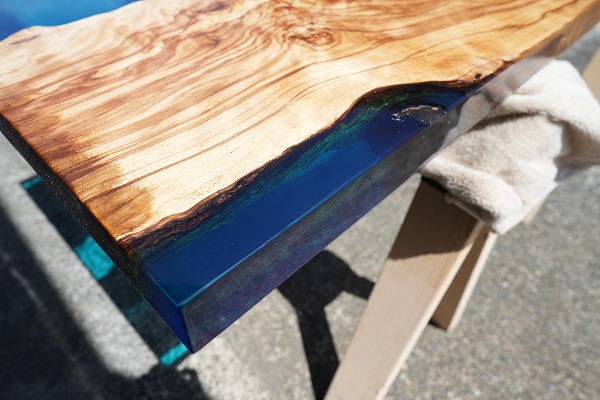 【東京都新宿区】オリーブ×クリアブルーレジンテーブル