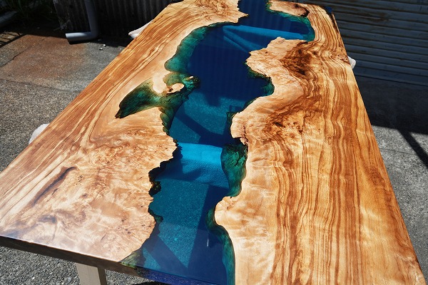 【東京都新宿区】オリーブ×クリアブルーレジンテーブル