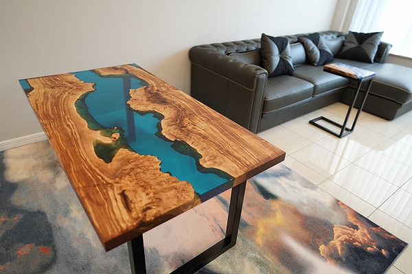 【東京都新宿区】オリーブ×クリアブルーレジンテーブル