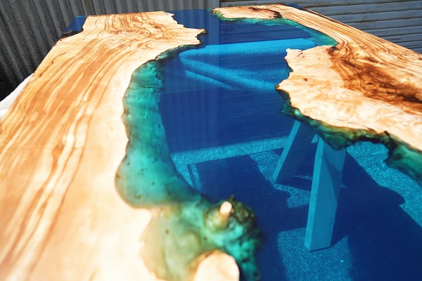 【東京都新宿区】オリーブ×クリアブルーレジンテーブル