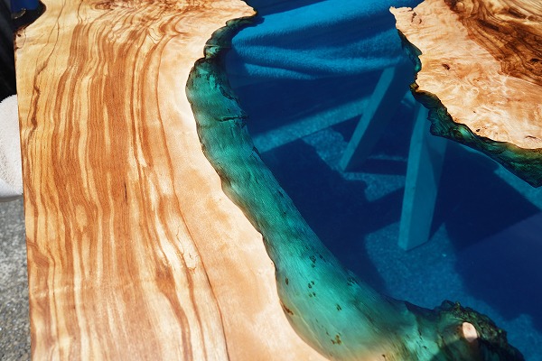 【東京都新宿区】オリーブ×クリアブルーレジンテーブル