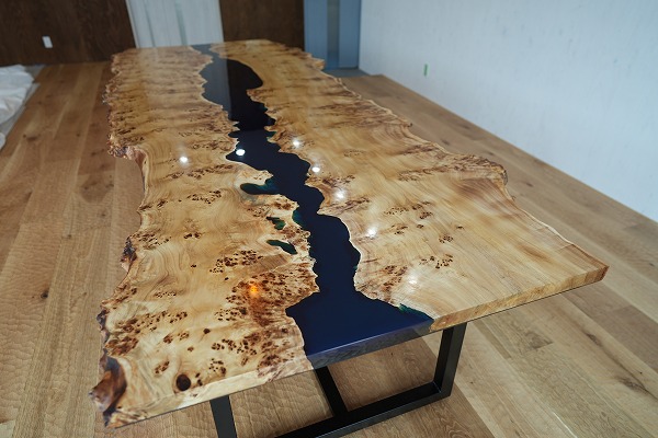 【東京都】大型ポプラ×shinkaiブルーレジンテーブル