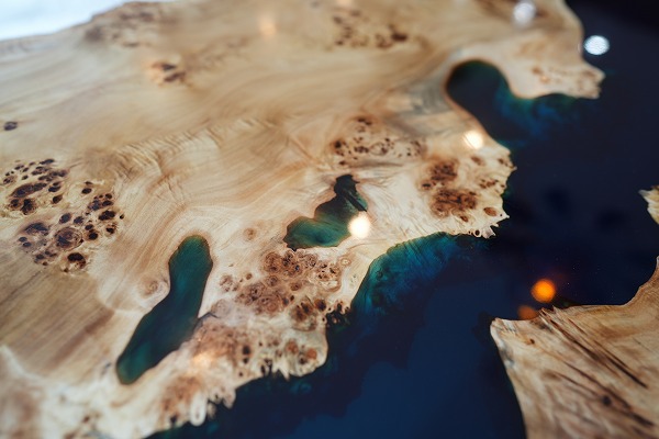 【東京都】大型ポプラ×shinkaiブルーレジンテーブル