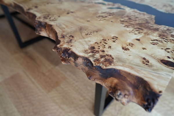 【東京都】大型ポプラ×shinkaiブルーレジンテーブル