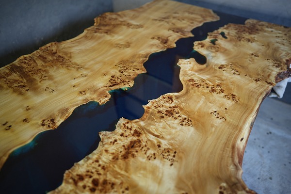 【東京都】大型ポプラ×shinkaiブルーレジンテーブル