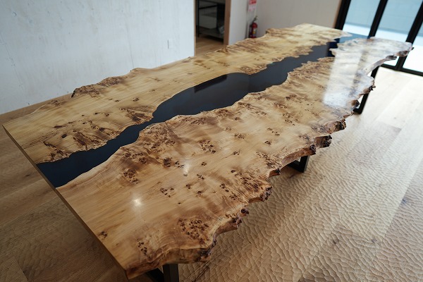 【東京都】大型ポプラ×shinkaiブルーレジンテーブル