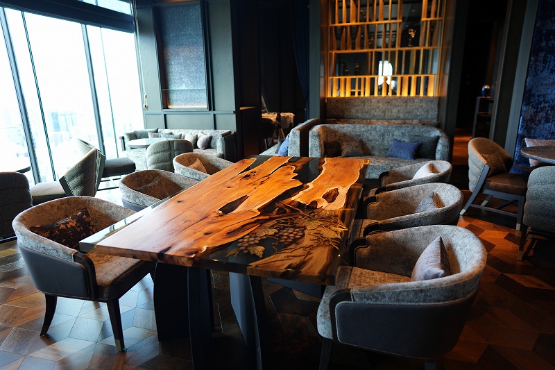 【愛知県中日ビル】イチイ・屋久杉×彫り物レジンテーブル