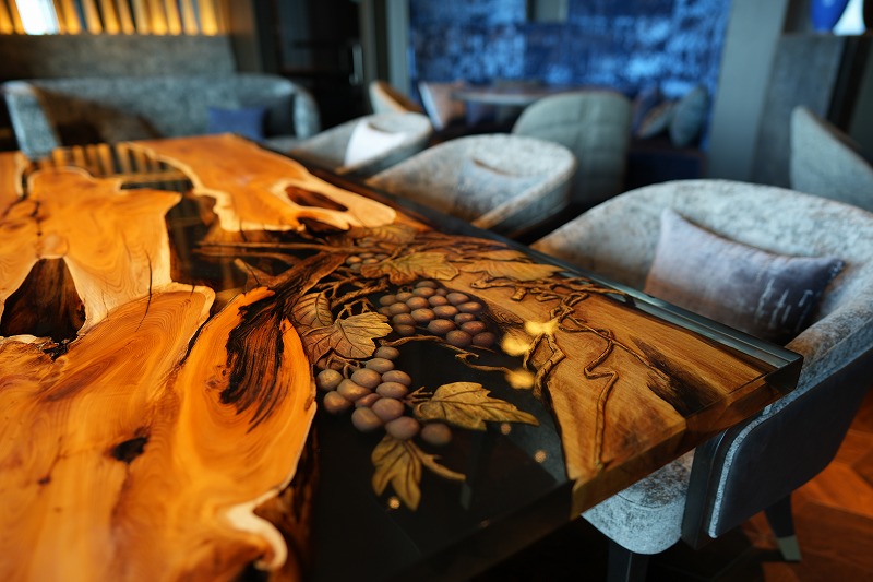 【愛知県中日ビル】イチイ・屋久杉×彫り物レジンテーブル