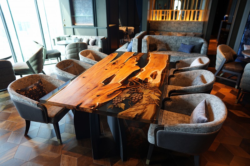 【愛知県中日ビル】イチイ・屋久杉×彫り物レジンテーブル