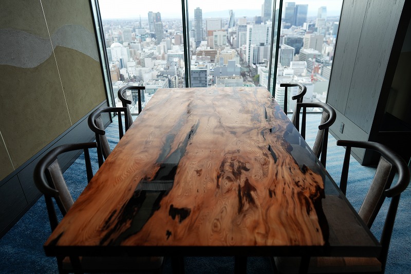 【愛知県中日ビル】イチイ・屋久杉×彫り物レジンテーブル