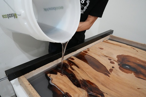 レジンテーブル 倉庫