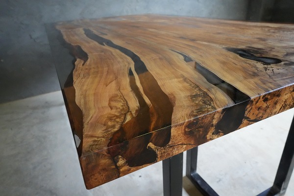 【鹿児島県】持ち込み屋久杉一枚板×dark IIクリアレジンテーブルへ