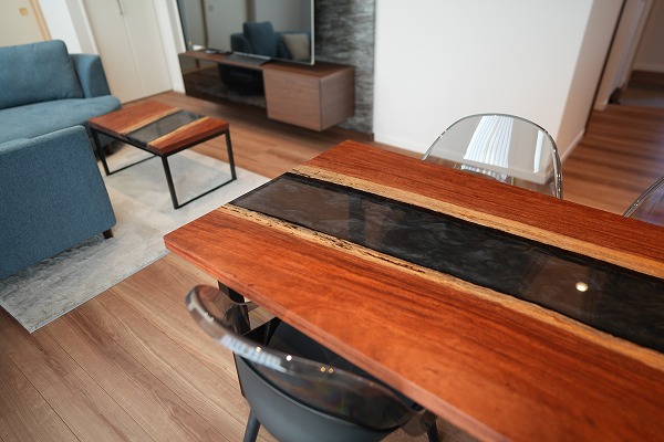 【静岡県】ブビンガ× dark IIシャイン レジンテーブル