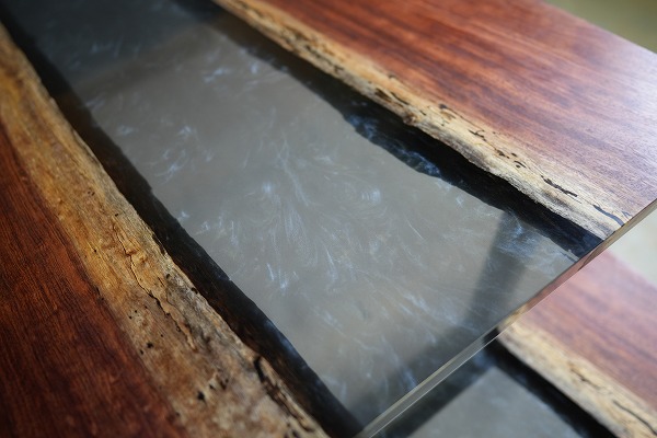 【静岡県】ブビンガ× dark IIシャイン レジンテーブル