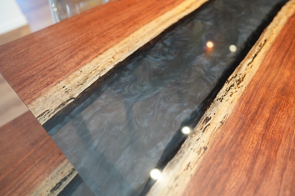 【静岡県】ブビンガ× dark IIシャイン レジンテーブル