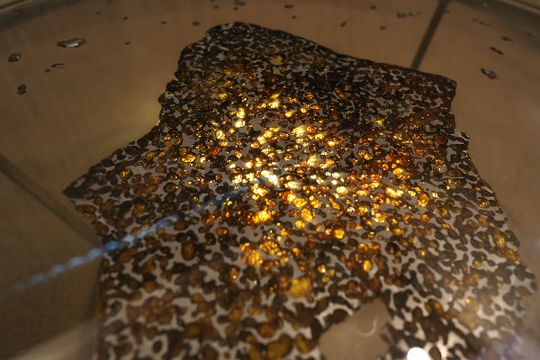 【東京都大田区】隕石（本物）レジンテーブル