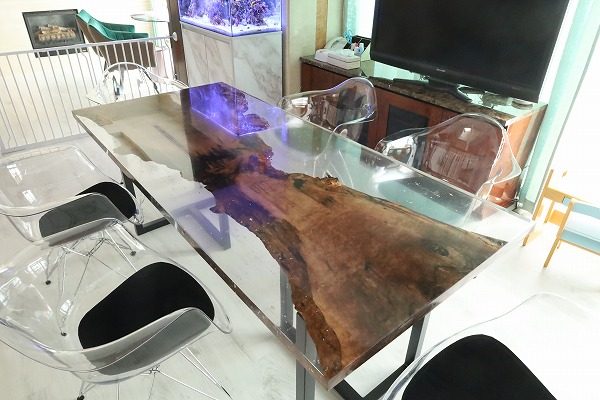 【東京都】クラロウォールナット×クリア×金箔・銀箔 レジンテーブル